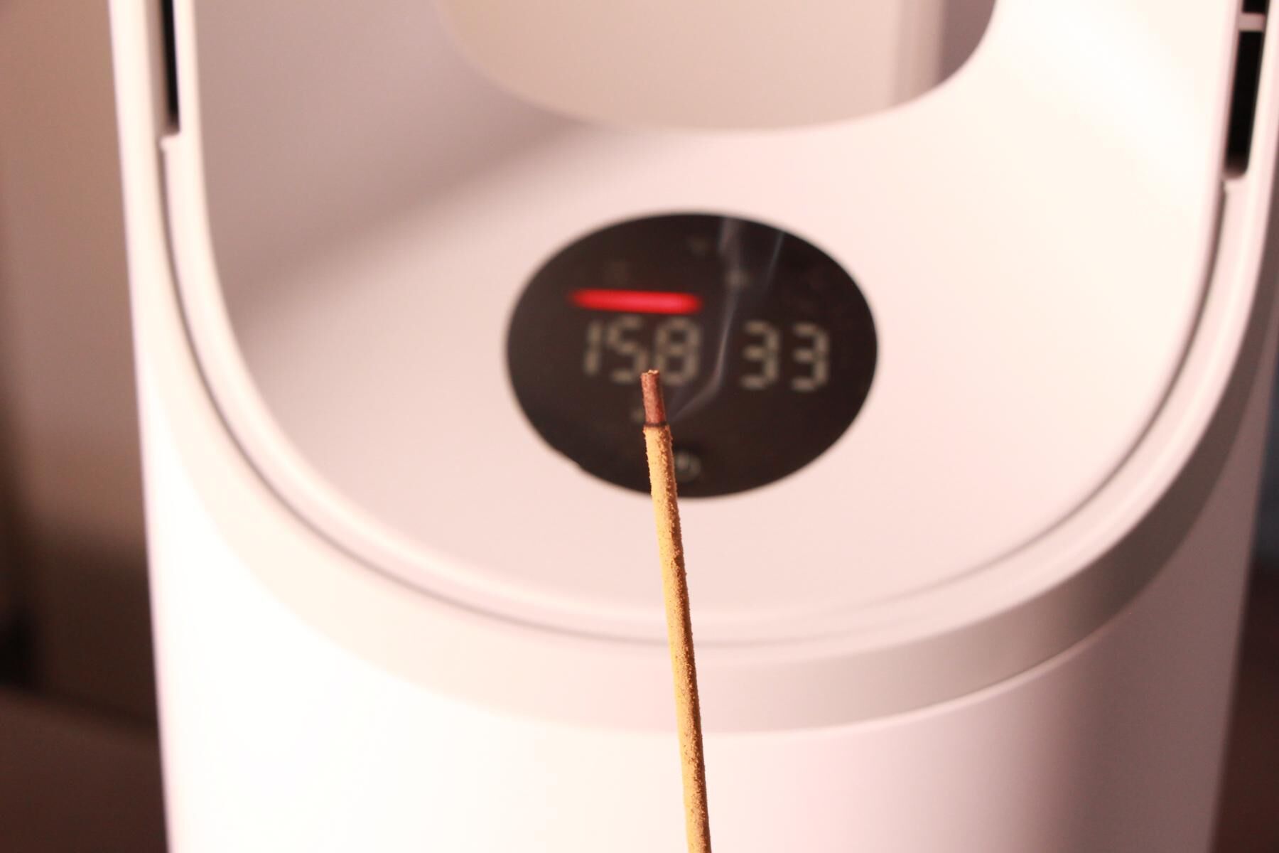 Дисплей прибора Philips Air Performer 7000 показывает низкое качество воздуха (красная линия) и высокое количество частиц PM2.5.